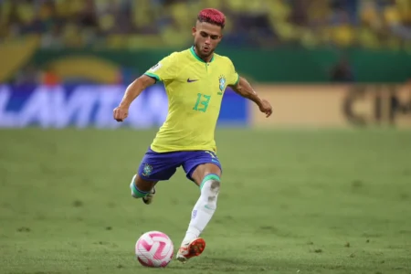 Lateral Yan Couto revela que removeu tintura rosa do cabelo a pedido da Seleção Brasileira