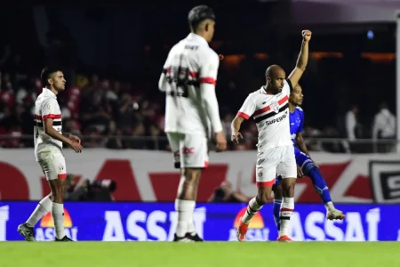 Lucas comenta conversa com Zubeldía no intervalo e comemora mais uma vitória do São Paulo no Campeonato Brasileiro.