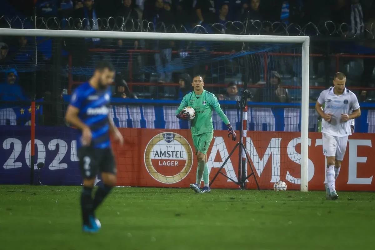 Marchesín exalta vantagem e classificação do Grêmio: frio e barro, mas feliz