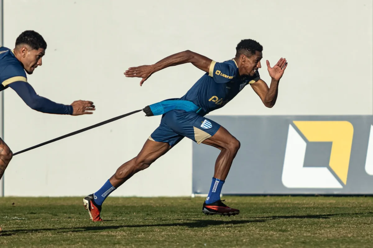 Maurício Garcez, artilheiro do Avaí na Série B, volta a ficar disponível contra o Guarani