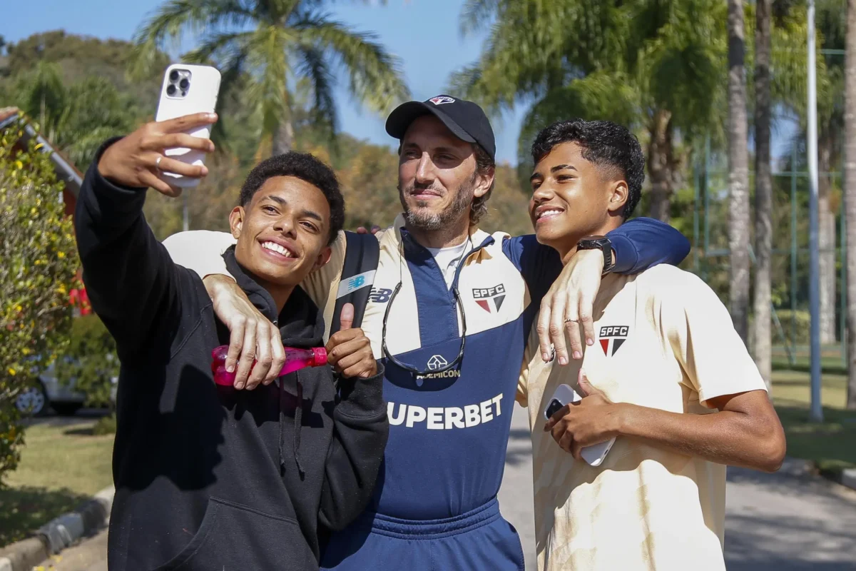 Meia do São Paulo destaca importância da visita de Zubeldía a Cotia para treinamentos dos jogadores.