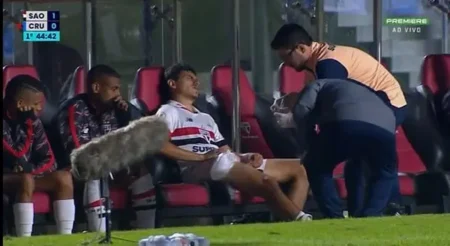 Moreira lesiona coxa e força improvisação de lateral no São Paulo