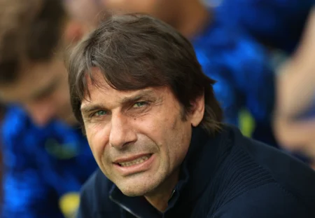 Napoli contrata o treinador Antonio Conte para comandar a equipe