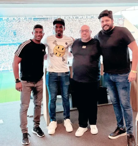 Negociando com o São Paulo, Thiago Mendes assiste clássico em camarote na Arena