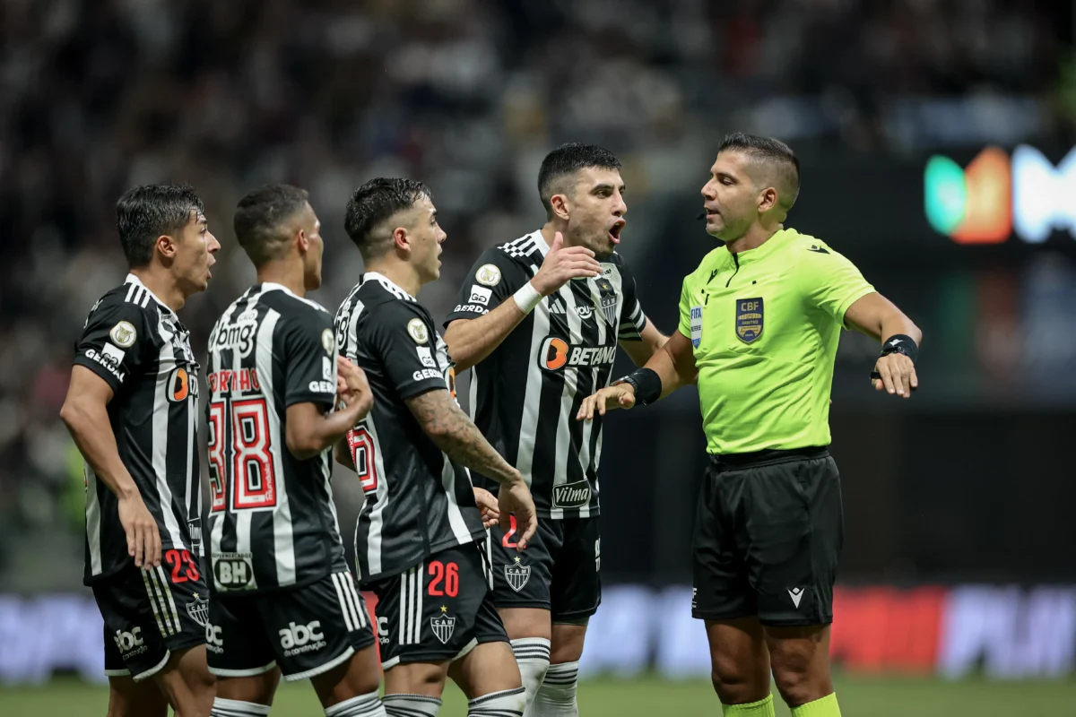 Nos bastidores, Atlético-MG critica arbitragem por pênalti não marcado e apresenta dossiê de lances similares.