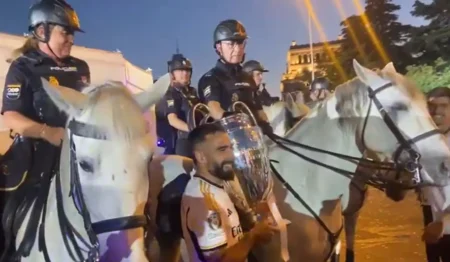 Pai de Carvajal faz escolta do Real Madrid em festa de título comemorativo.