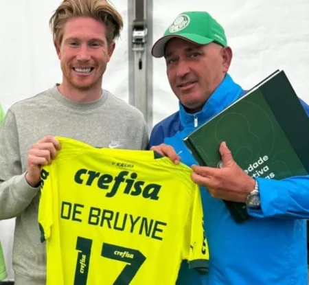 Palmeiras presenteia De Bruyne com camisa personalizada após torneio sub-15 do jogador do City