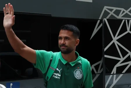 Palmeiras realiza homenagem a Luan com placa e torcida entoa canto emocionante para zagueiro negociado com clube mexicano