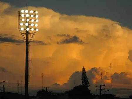 Ponte Preta anuncia parceria para instalação de iluminação moderna no Estádio Moisés Lucarelli