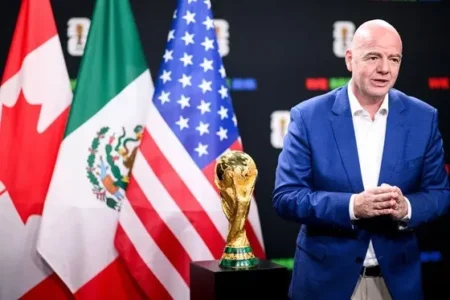 Presidente da Fifa comemora a contagem regressiva de 2 anos para a Copa do Mundo de 2026