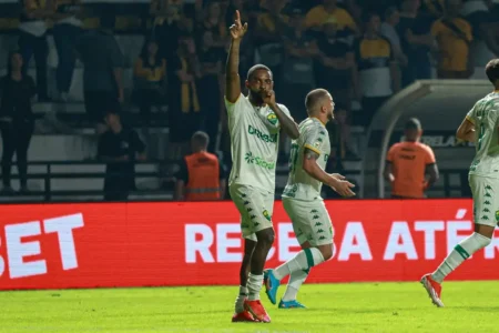 Ramon comemora seu primeiro gol como profissional em vitória do Cuiabá