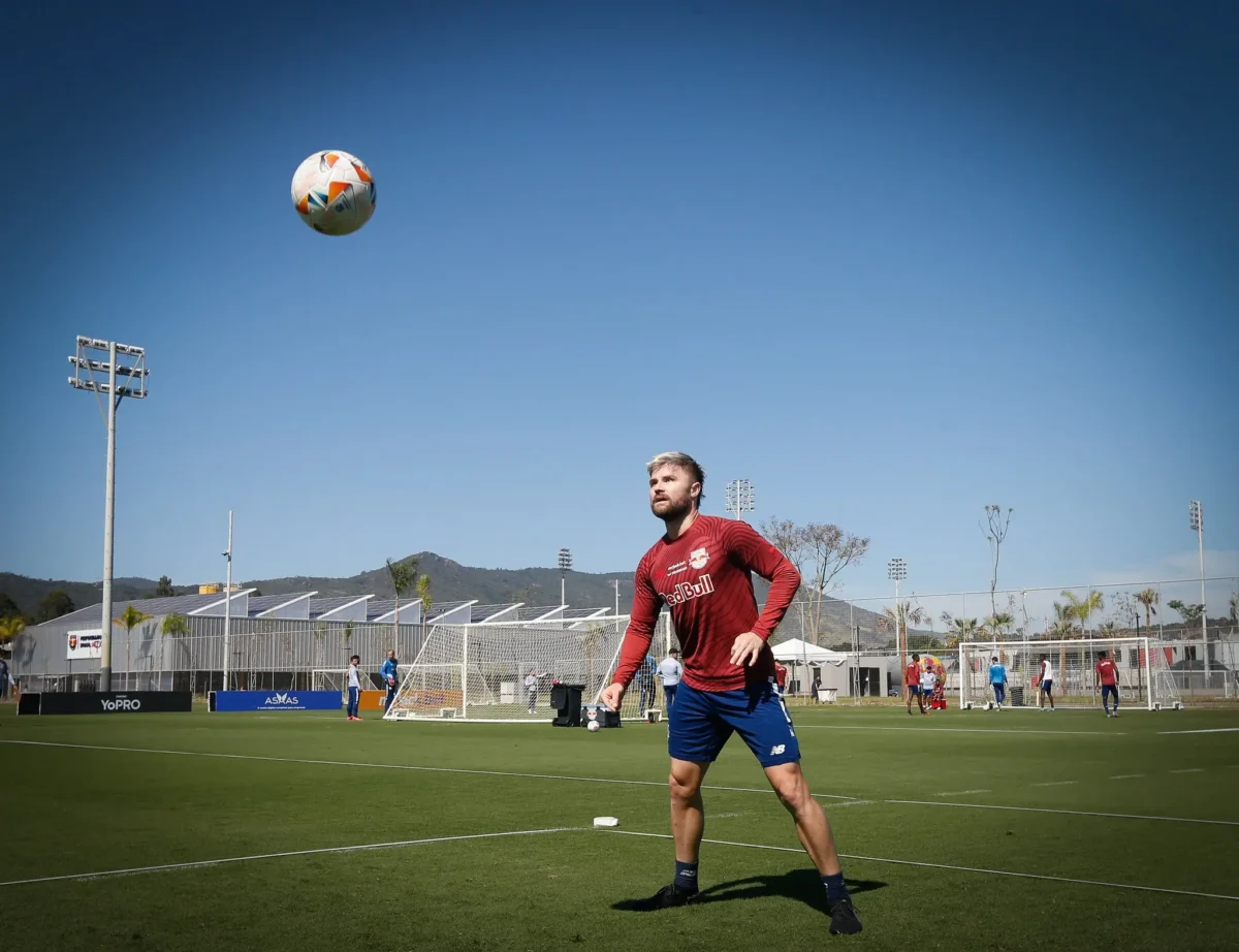 Recuperado de lesão, Sasha está na lista do Bragantino para enfrentar o Atlético-MG; confira os relacionados