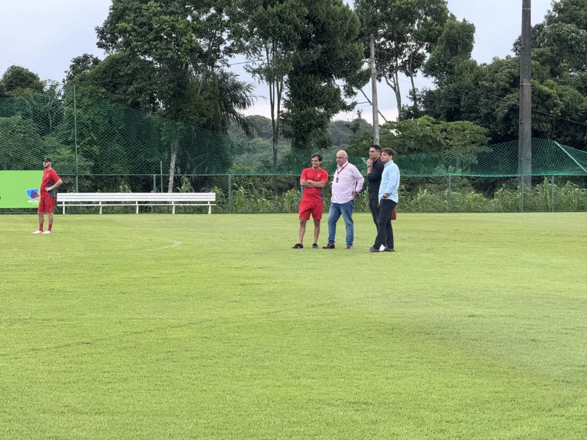 Reunião da diretoria do Sport com Yuri Romão e jogadores antes do treino no CT