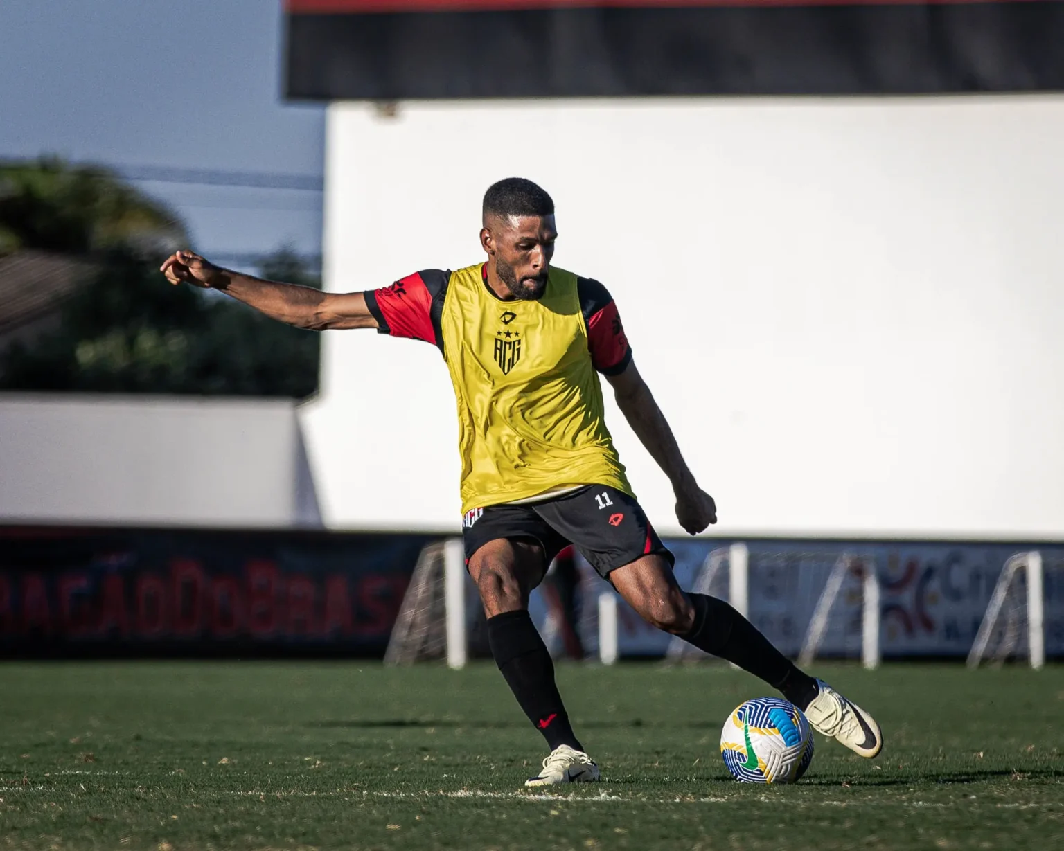 Rhaldney pede que Atlético-GO mantenha confiança em reação, afastando desespero