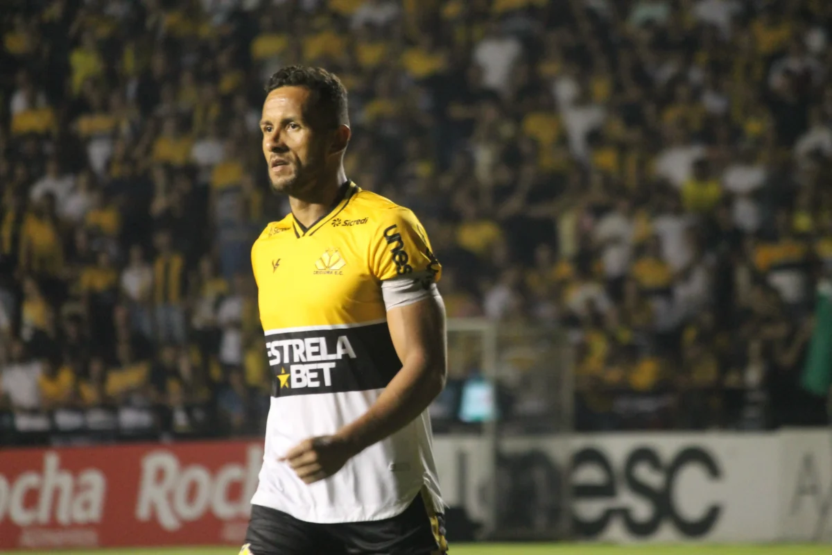 Rodrigo recebe terceiro cartão amarelo e não joga contra o Athletico, desfalcando o Criciúma