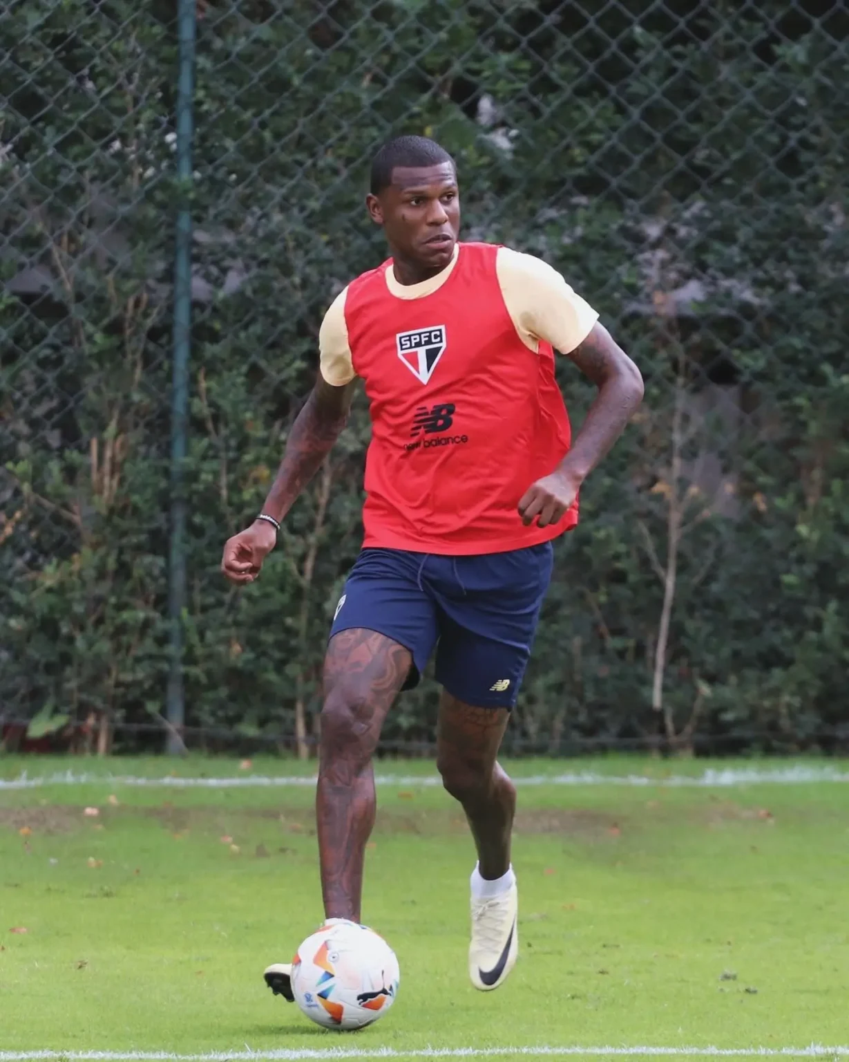 São Paulo chega para enfrentar o Corinthians em ótima forma após cinco jogos sem sofrer gols com Arboleda defesa consistente.