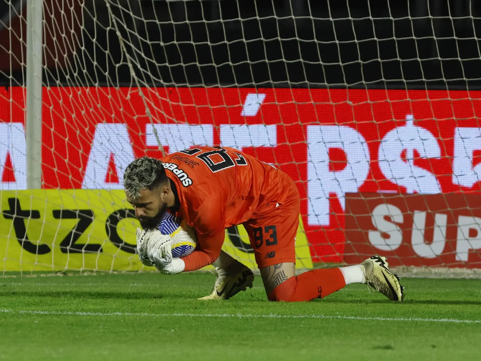 "São Paulo reforça equipe com a contratação de Jandrei, goleiro com histórico de críticas"