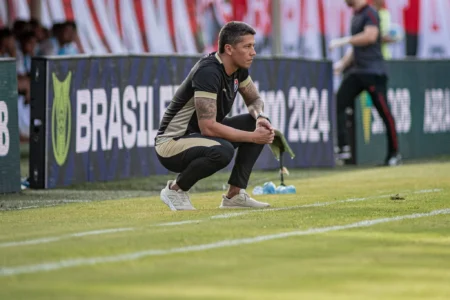 Thiago Carpini completa um mês no Vitória com 25 jogadores e destaca três titulares garantidos