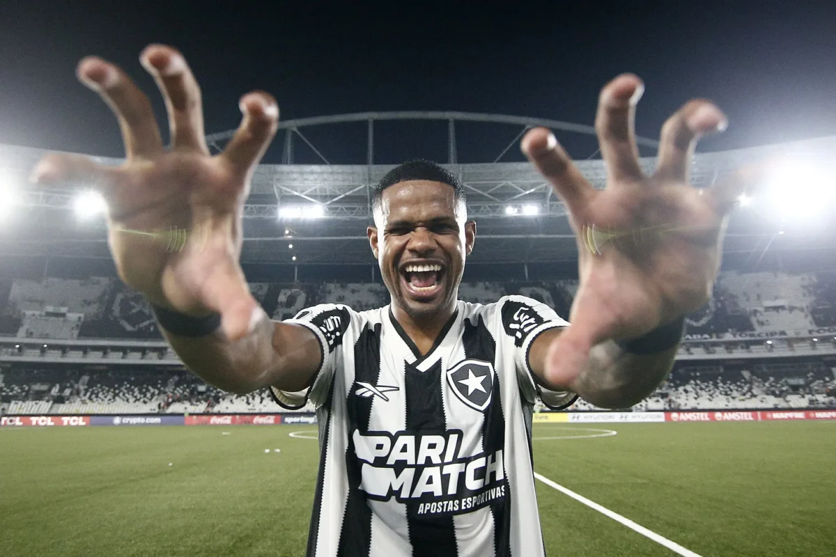 Torcida do Botafogo celebra desempenho de Júnior Santos em vitória emocionante