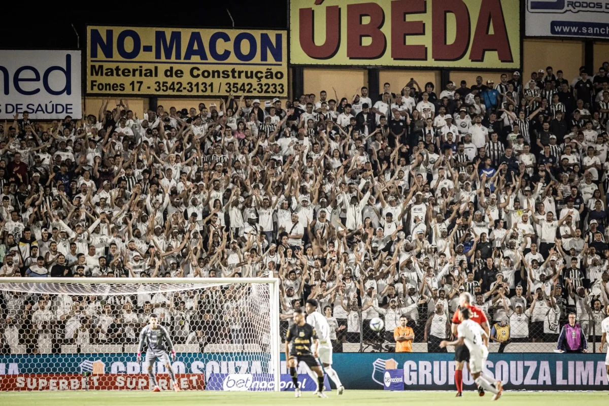 Torcida vaia, jogadores do Santos deixam campo sem palavras após terceira derrota seguida