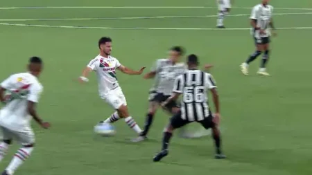 VAR do clássico entre Botafogo x Fluminense valida cartão amarelo para Martinelli por "ação contínua do chute"