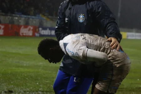 Vômito, frio de tremer herói e Renato ninja: confira fotos da vitória do Grêmio na Libertadores