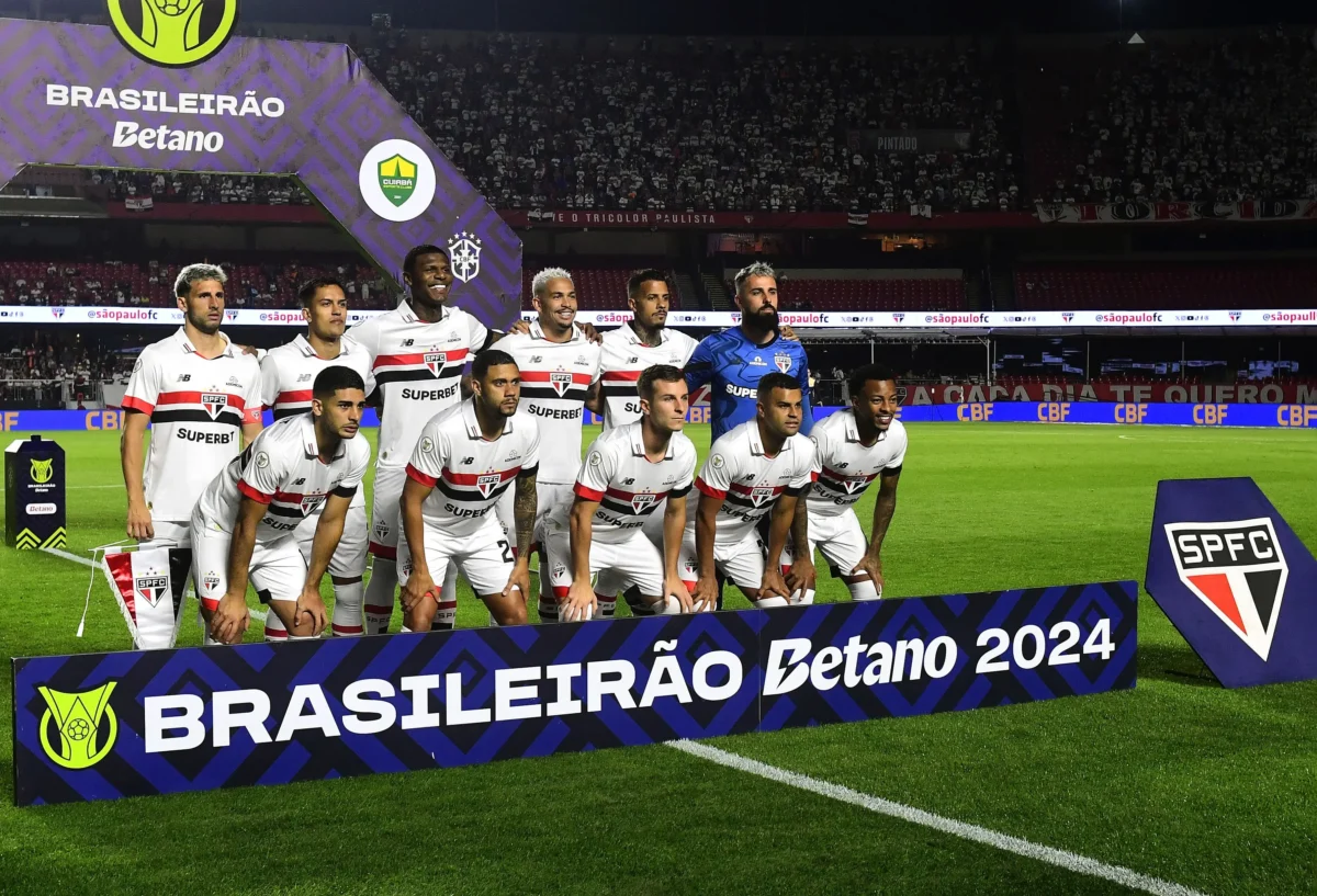 Título otimizado para SEO em Português-BR: "Análise do São Paulo: Falhas de Luiz Gustavo marcam primeira derrota de Zubeldía; Notas dos Jogadores"