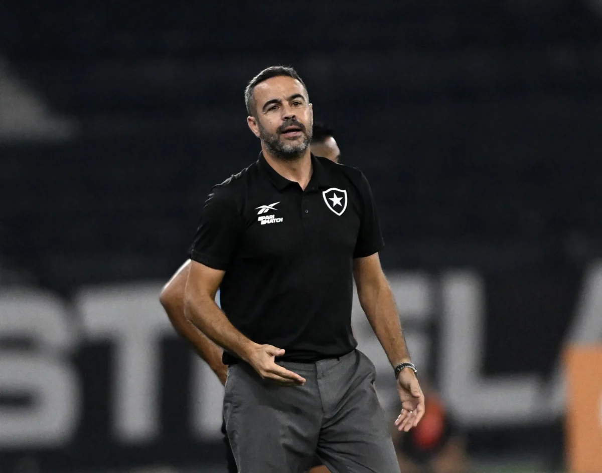 "Artur Jorge destaca ambição do Botafogo após virada empolgante: 'Quando se empenham, é difícil nos vencerem'"
