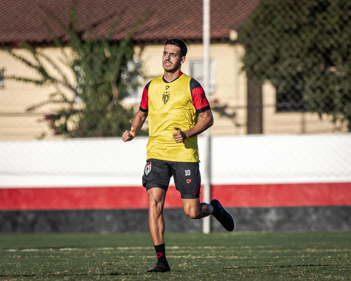 "Atlético-GO no Z-4: Lucas Kal encara jogo contra o Atlético-MG como 'uma final'"