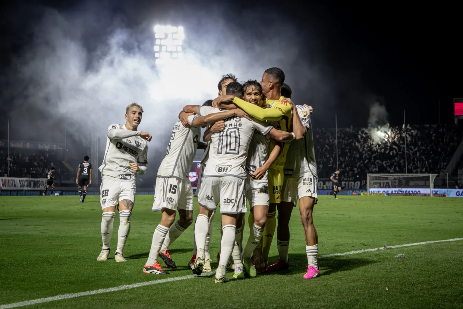 Atlético-MG vira jogo diante das limitações do elenco e enfrenta alerta de desfalques como lição aprendida