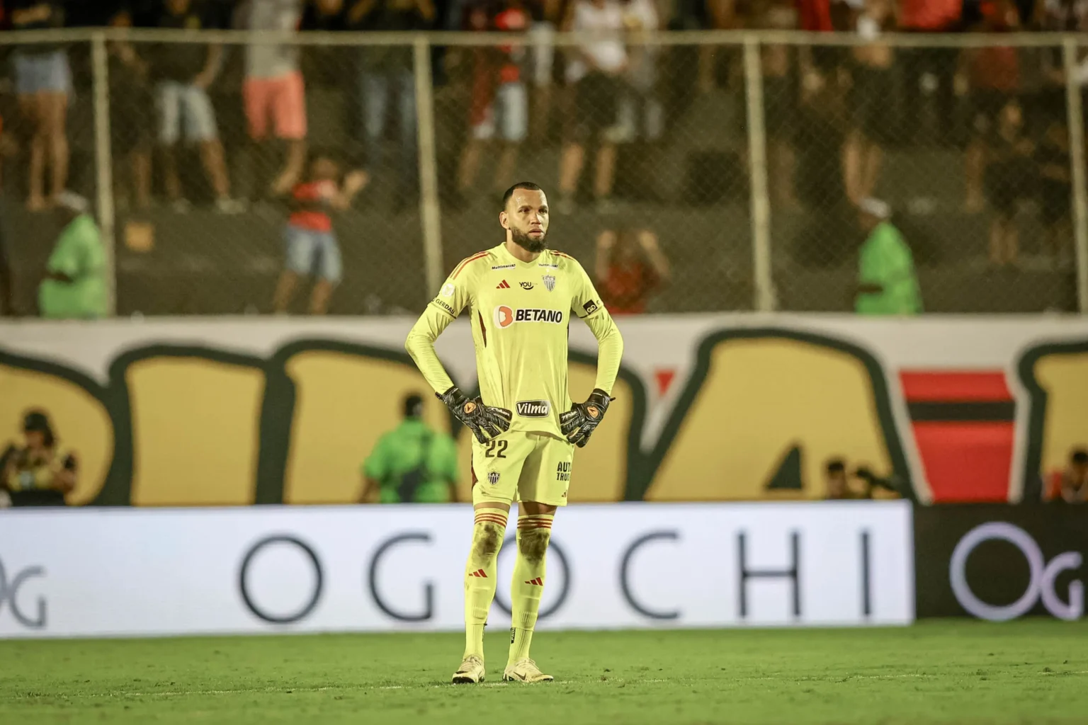 "Atlético-MG Sofre Derrota Histórica: Goleiro Everson Critica Desempenho Decepcionante da Equipe"