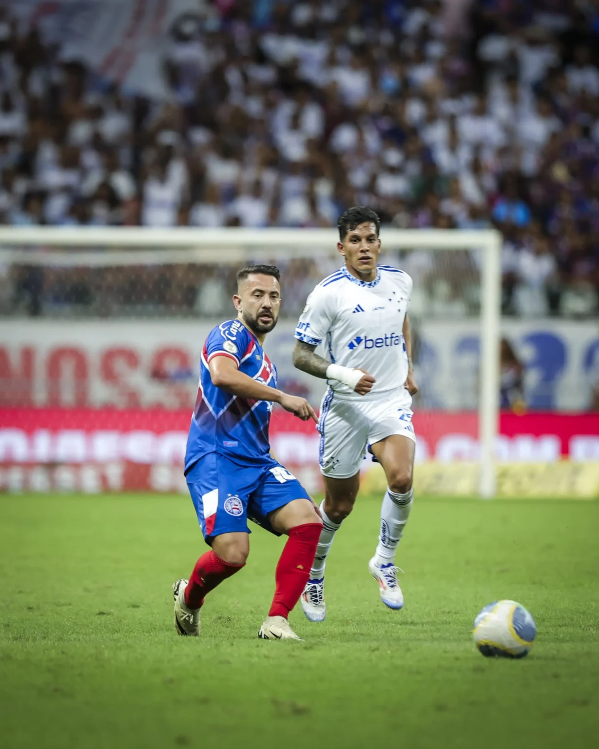 "Bahia Supera Altos e Baixos e Brilha com Reservas em Goleada sobre o Cruzeiro, Retornando ao G-4"