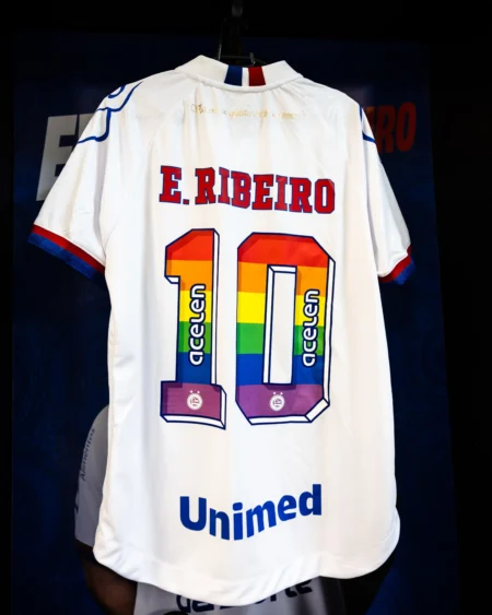 "Bahia usa uniforme em homenagem ao Dia Mundial do Orgulho LGBTQIA+ em jogo contra o Vasco; confira as fotos"