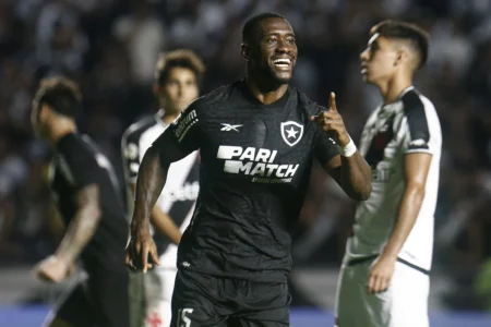 "Bastos Celebra Retorno Triunfal a São Januário com o Botafogo"