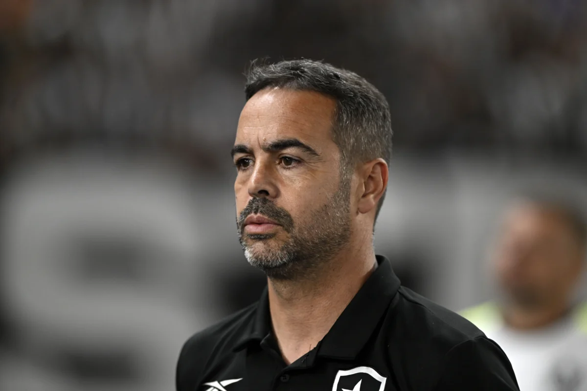 "Botafogo aquém das expectativas na derrota contra o Criciúma, analisa Artur Jorge"