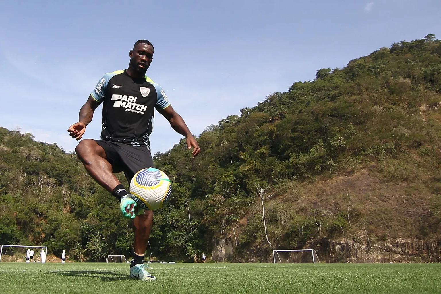 "Botafogo Convoca Júnior Santos e Bastos para Encarar o Vasco"