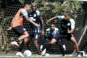 "Botafogo enfrenta seis desafios contra o Bragantino: Conheça os principais problemas da equipe"