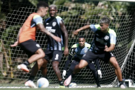 "Botafogo enfrenta seis desafios contra o Bragantino: Conheça os principais problemas da equipe"
