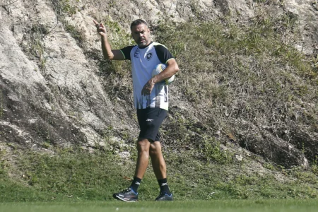 "Botafogo: Escalação sem Júnior Santos, Artur Jorge mantém dupla de destaque para 2023"