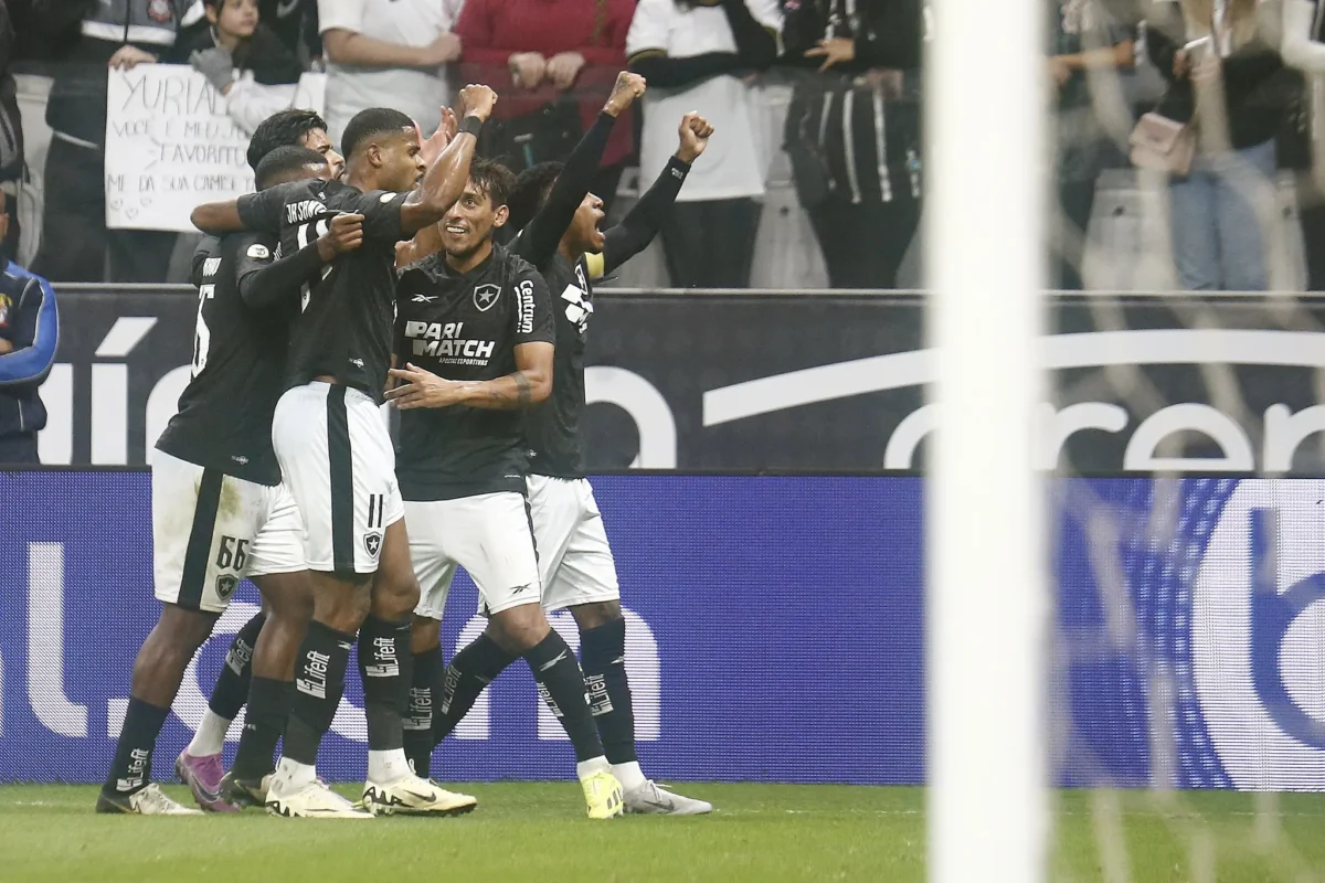 Botafogo quebra tabu, reassume liderança e demonstra força nas três frentes