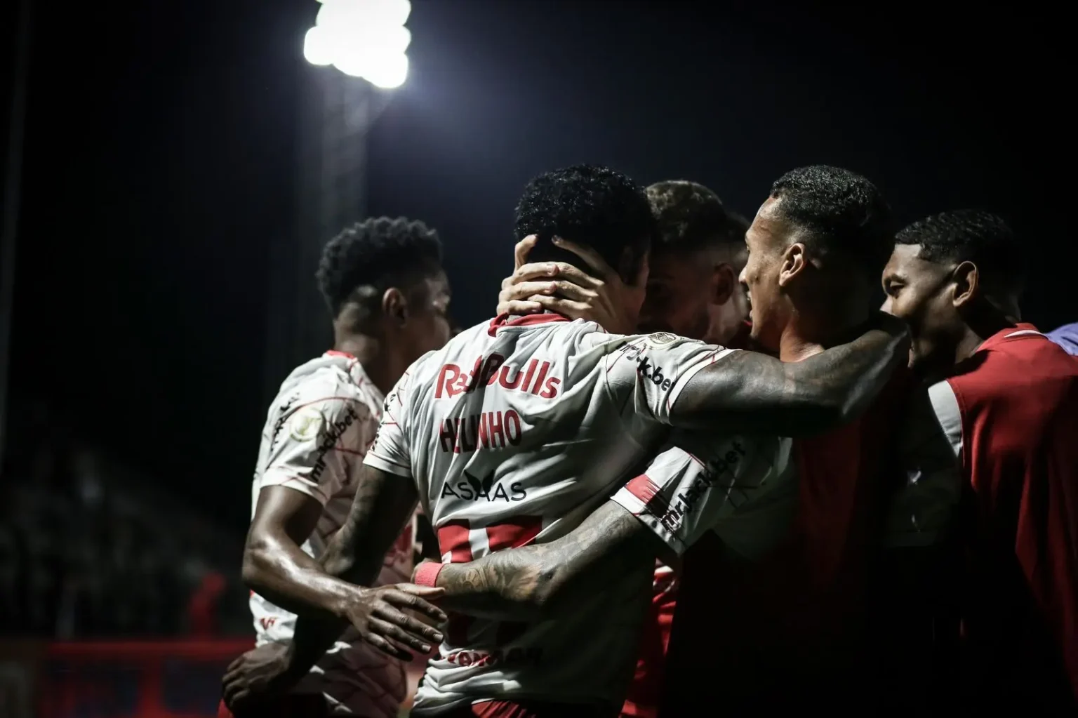 Bragantino vence Juventude com gol decisivo de Helinho após expulsão de Jadsom. Confira as atuações!