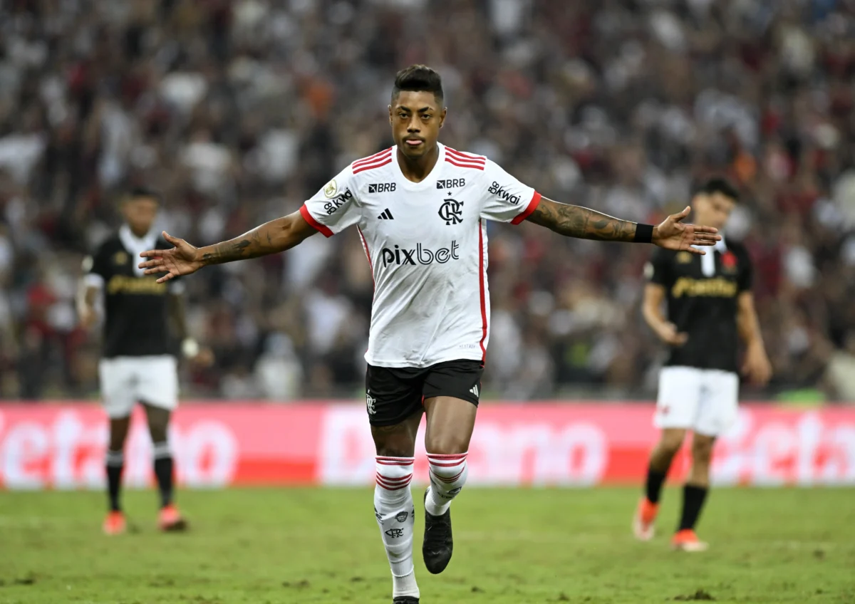 "Bruno Henrique demonstra melhora após treino com o elenco, mas sua participação no duelo Cruzeiro x Flamengo permanece incerta"