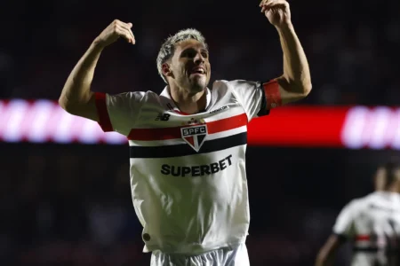 Calleri, Lucas e outros jogadores são capitães do São Paulo na ausência de Rafinha. Veja a lista completa.