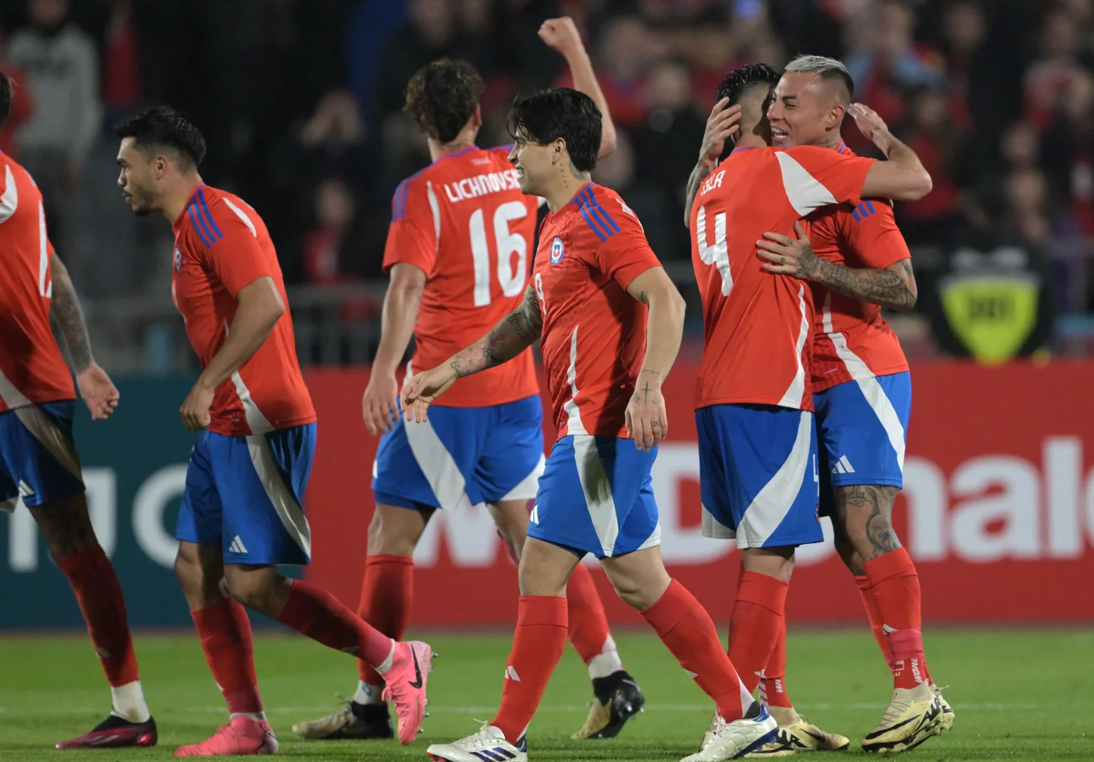 Chile vence Paraguai em amistoso com gol de Vargas