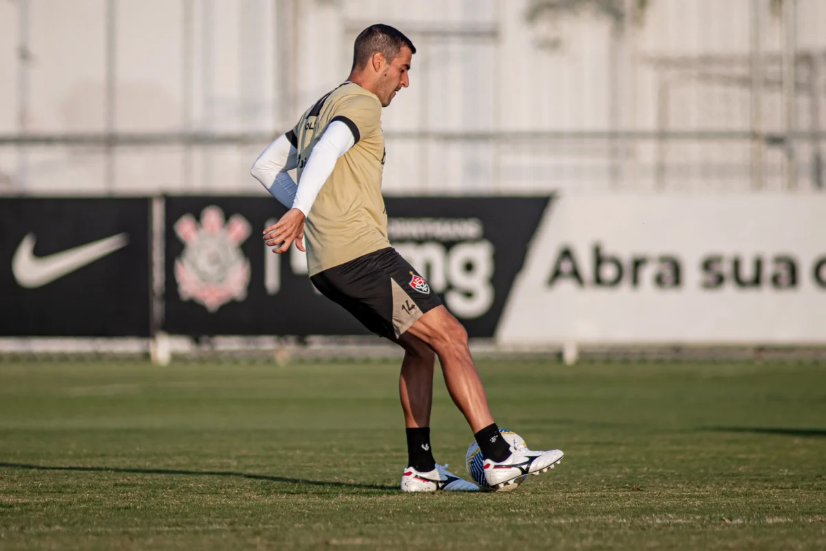 Com Cáceres, Vitória treina no Corinthians antes de viagem para Caxias do Sul: preparação para o próximo jogo.