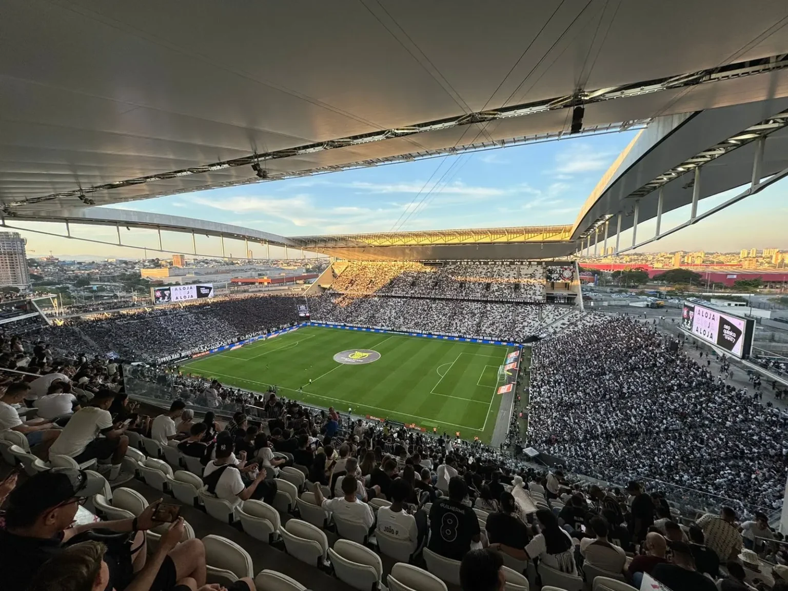 Corinthians estabelece novo recorde de público na arena em 2024, superando marca anterior do Santos.