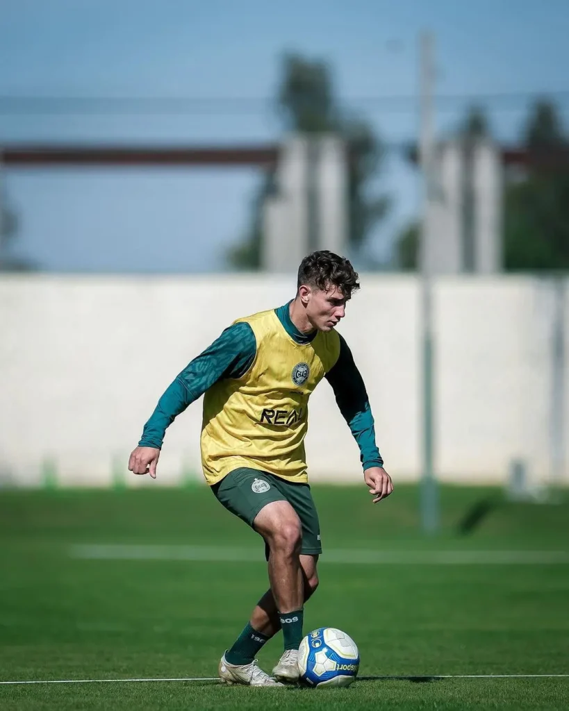 Coritiba chega a Goiânia para enfrentar o Goiás; confira os relacionados e a escalação esperada