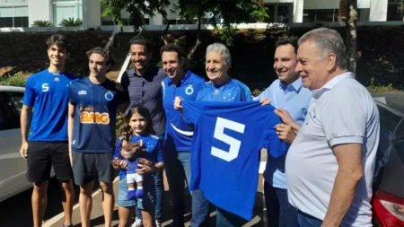 Cruzeiro inicia treino com Kaio Jorge em exames; ídolo Piazza visita a Toca