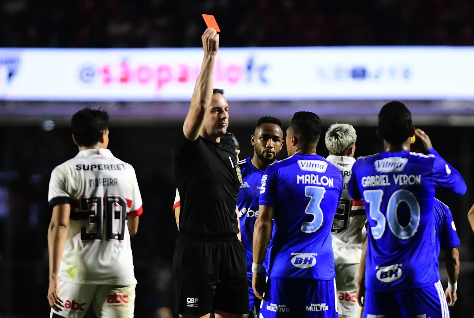 "Cruzeiro: Marlon recebe punição leve por expulsão contra o São Paulo e se torna elegível para enfrentar o Flamengo"