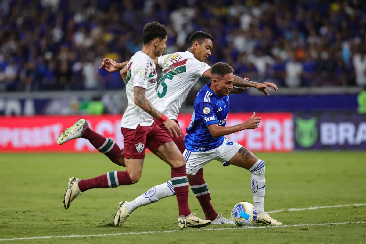 "Cruzeiro: Robert Atua Bravamente Mesmo Emocionado em Partida Contra o Fluminense"